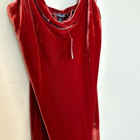 Banana Republic Rita Velvet Maxi Dress •SIZE M•
Brand new with tags - Picture 3 of 4